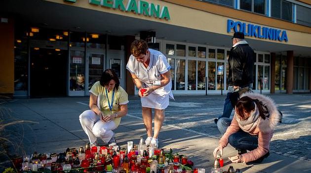 Vzpomínka na zavražděné oběti útoku ve Fakultní nemocnici Ostrava